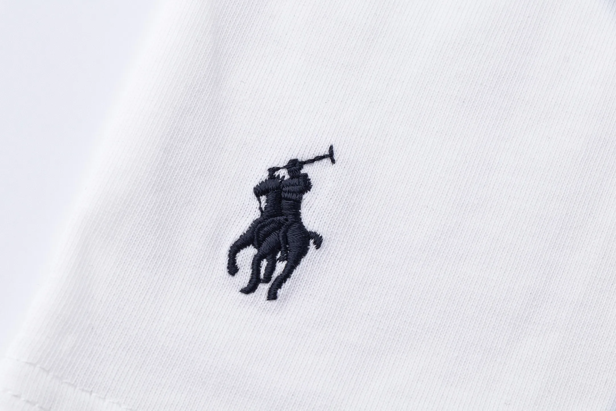 P126 Style number: 510 Ralph Lauren/Ralph Lauren 25ss new style pockets with pony embroidery on the hem, round neck short sleeves. The main logo on the neck has a QR code that can be scanned for verification, and the detailed bear logo embroidery is all high-density and made with imported Tajima machines, distinguishing it from low-end products on the market. 32 counts, 240g hydrophilic toner, 100% cotton fabric, comfortable and soft, highly breathable, focusing on high-end cost-effectiveness, needless to say good quality. Available in a variety of colors, both boys and girls can try this genderless style, giving them a yuppie tone in no time. Immerse yourself in your leisurely style, and have your own style in retro. Natural, vivid, and very French romantic feelings perfectly integrate the youthful atmosphere with the trend. The clever embellishment of the classic pony logo embroidery carries all the eye-catching points. Color: black, white, navy blue, orange Size: S-xL S Shoulder width 44 Bust 100 Sleeve length 22 Clothing length 68 M Shoulder width 46 Bust 104 Sleeve length 23 Clothing length 70 L Shoulder width 63 Bust 108 Sleeve length 24 Clothing length 72 xL Shoulder width 50 Bust 112 Sleeve length 25 Clothing length 74